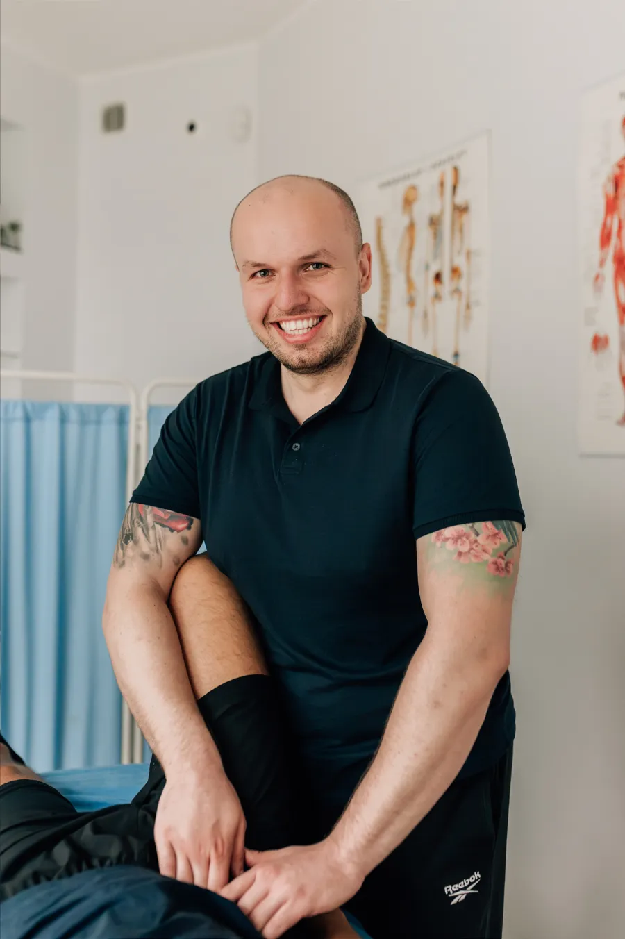 fizjoterapeuta w trakcie zabiegu